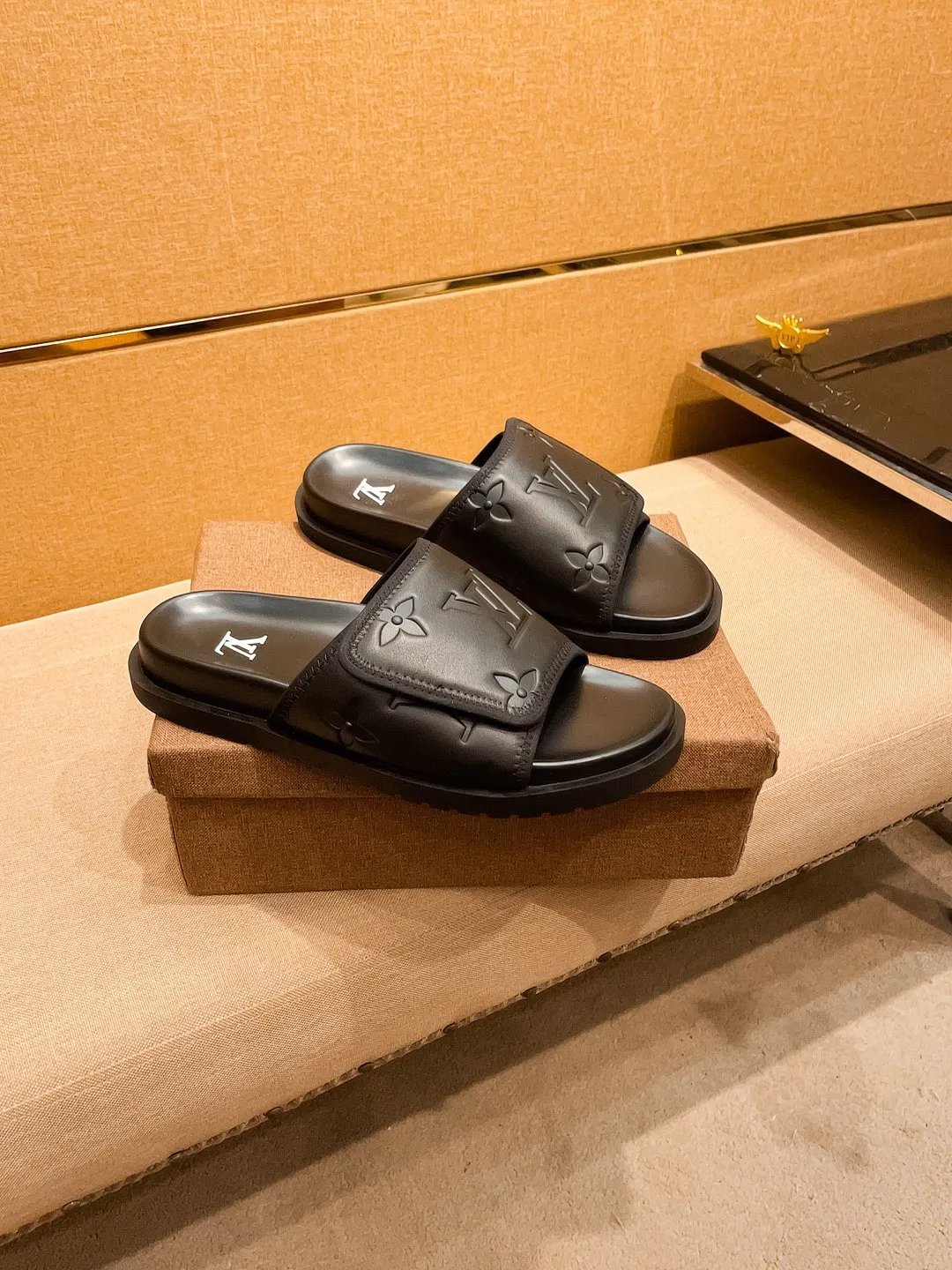 Men's men's shoes 💰 320💰 New model on the market 🔥[LV🔥 Louis Vuitton slippers] High-end 1:1 mold customization, original upgraded version of the outsole, lighter and non-slip. The market's top quality, fashionable and trendy, versatile and popular, simple yet tasteful, a must-have for fashionistas, exuding a fashionable and casual atmosphere, fashion is at your feet, full of confidence, the same style at the counter 👍The season of spring and summer slippers is here, super beautiful to wear, 38-44 2⃣️colors available🔥